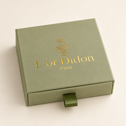 Écrin pour bijoux L'Or Didon fermé, logo doré et tirette en ruban
