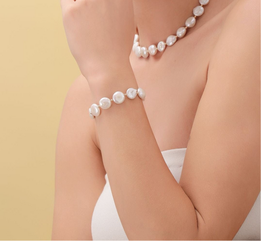 parrure ensemble collier et bracalet en perles naturelles blanches rondes et plates