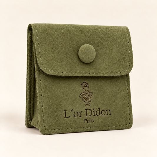 Pochon pour bijoux L'Or Didon fermé par un bouton, logo embouti
