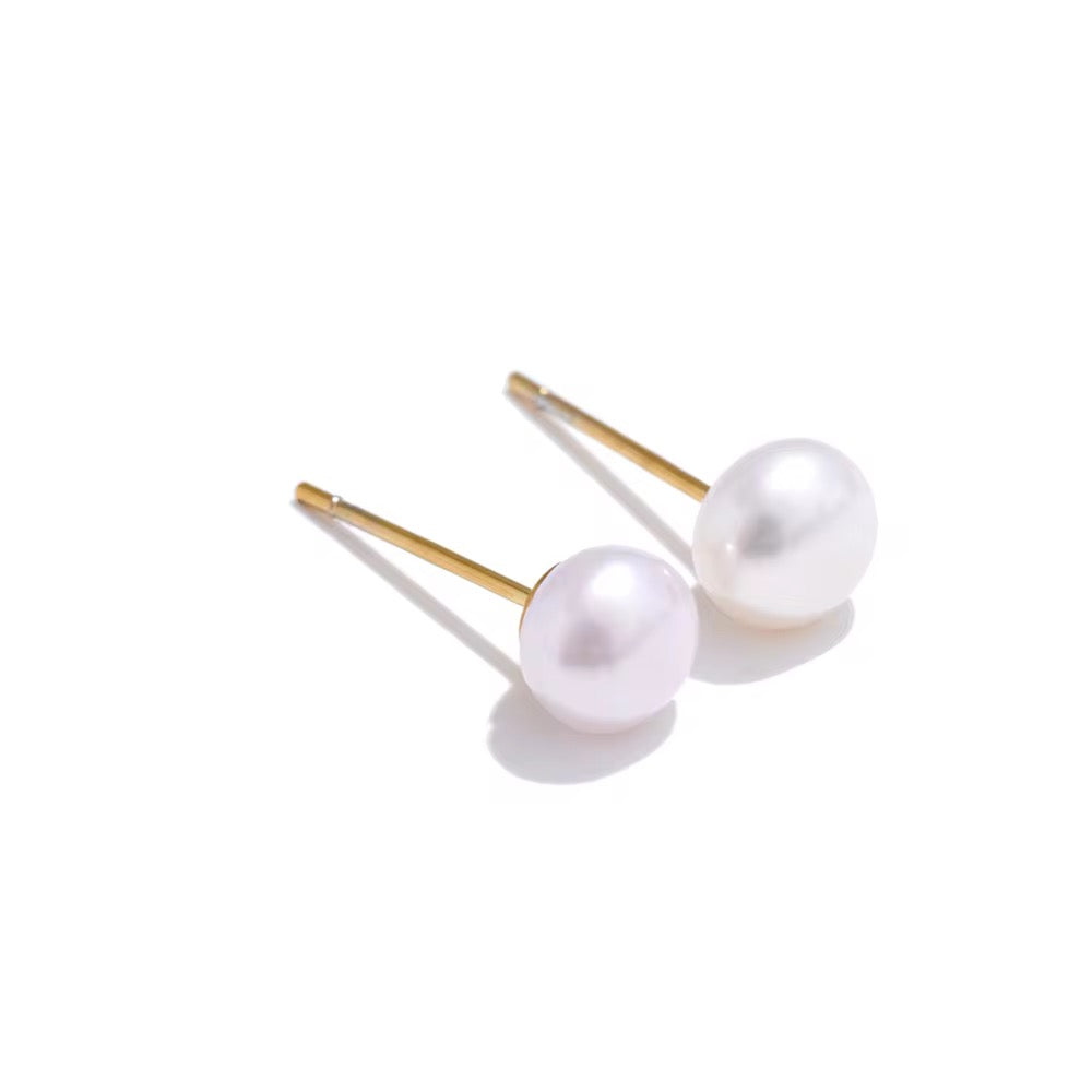 Puces d'oreilles Pure en perles naturelles, taille moyenne, tige dorée, sur fond blanc
