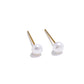 Puces d'oreilles Pure, petite perle naturelle sur tige dorée, sur fond blanc