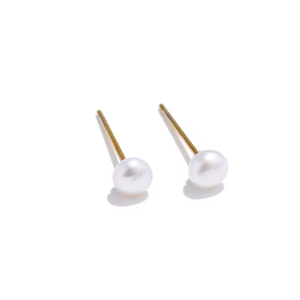 Puces d'oreilles Pure, petite perle naturelle sur tige dorée, sur fond blanc