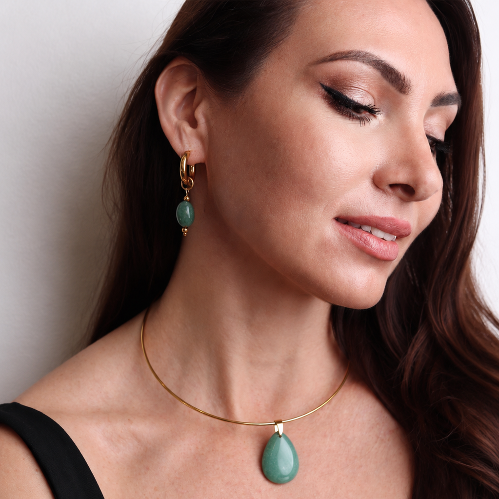 Ras de cou interchangeable doré avec pendentif aventurine verte porté par un mannequin.
