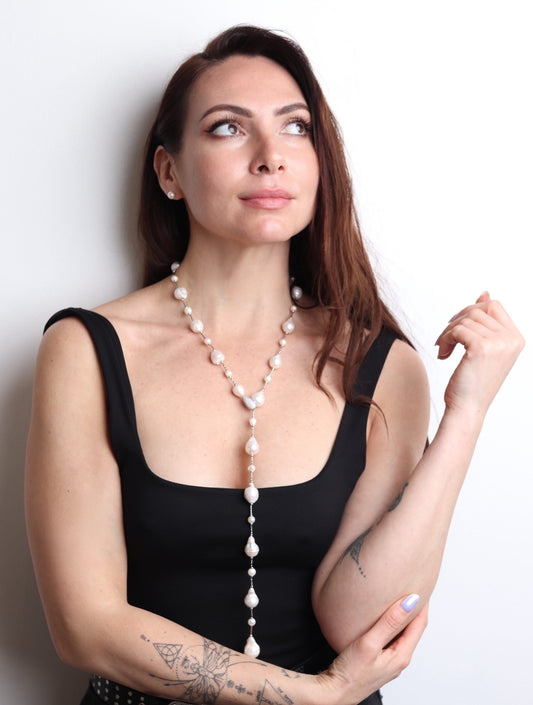 Sautoir chic pour femme en perles naturelles baroques argentées fait main