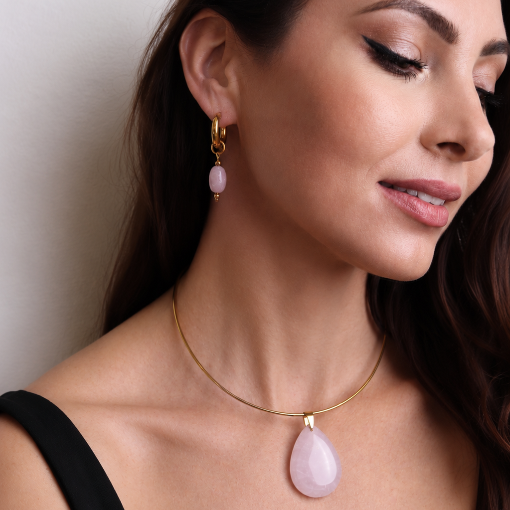 Tour de cou modulable doré avec pendentif goutte en quartz rose naturel.