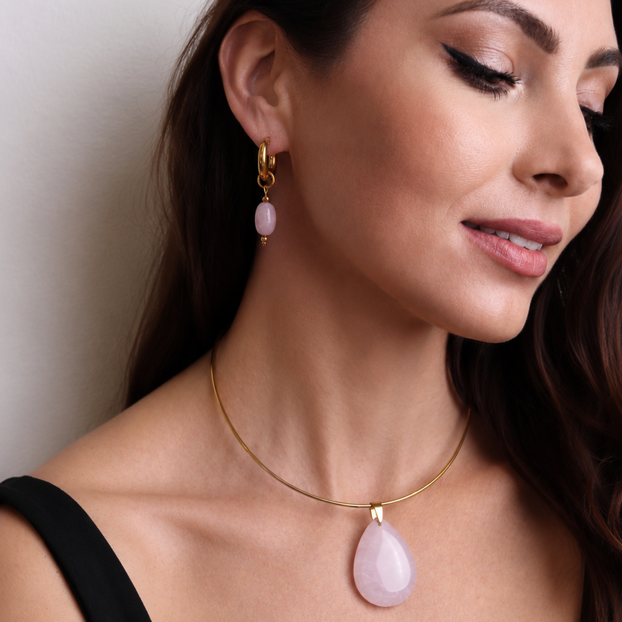 Choker Naïa doré avec pendentif goutte en quartz rose naturel